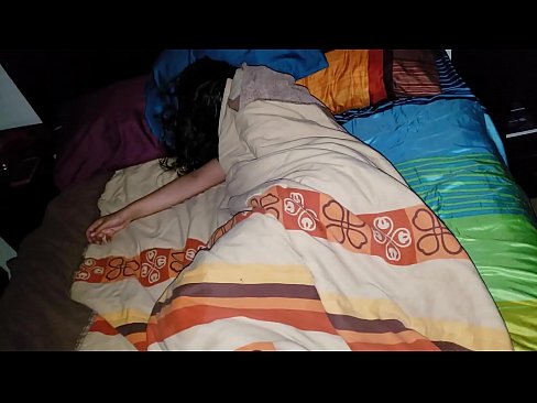 ❤️ Vicfilo kritikante sian junan duonpatrinon dum ŝi dormas. ☑ Anala video ĉe porno eo.sexflashgame.ru ❤