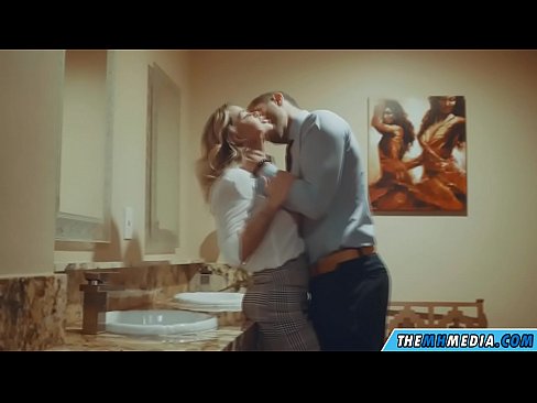 ❤️ Kiam belplena blondulo delogas vin en publika necesejo ☑ Anala video ĉe porno eo.sexflashgame.ru ❤